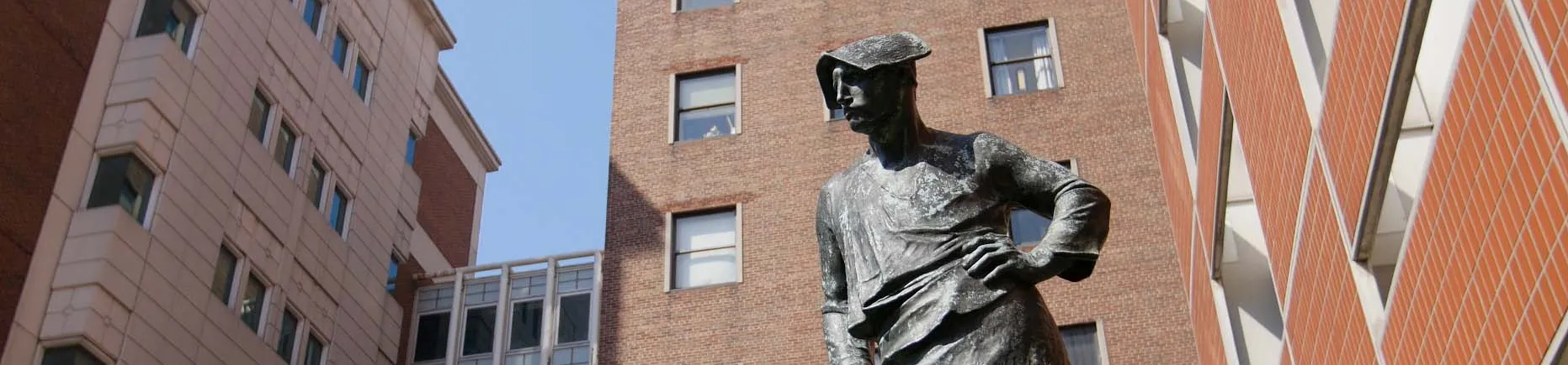 le marteleur statue.